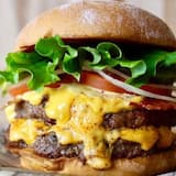 テディーズ・ビガー・バーガーズのロゴ